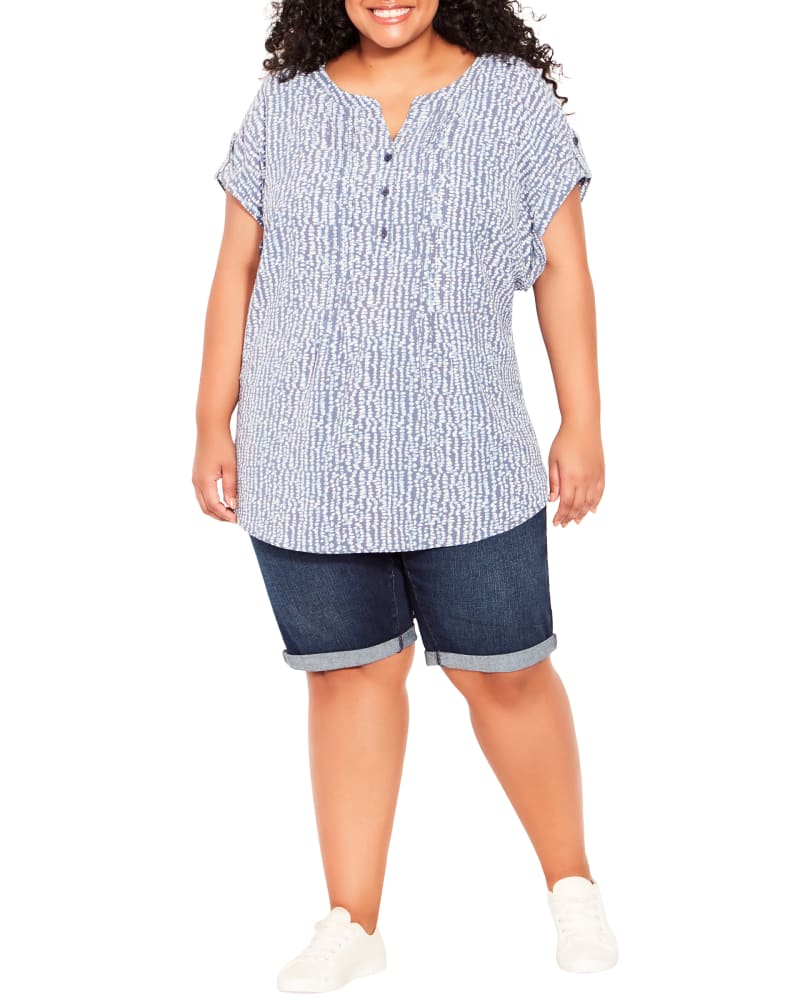 Front of a model wearing a size 14 Lucy Pleated Print Button Top in Charcoal Grey / White by avenue. | dia_product_style_image_id:214122
